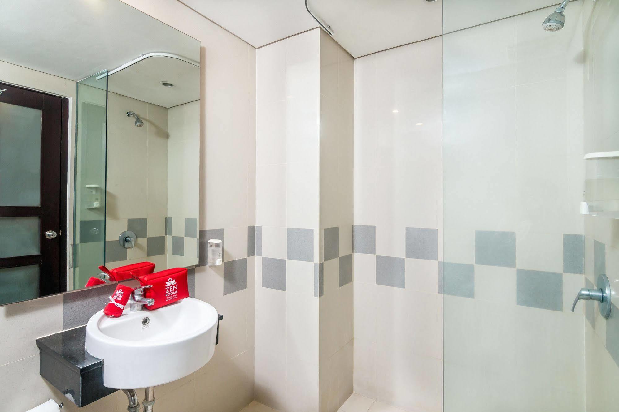 Zen Rooms Kuta Beach Poppies Lane Ngoại thất bức ảnh