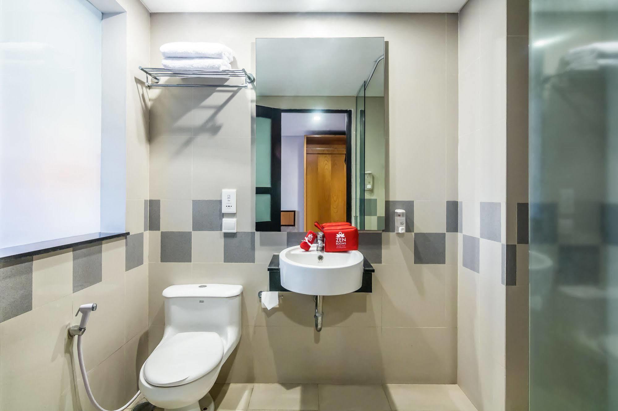 Zen Rooms Kuta Beach Poppies Lane Ngoại thất bức ảnh